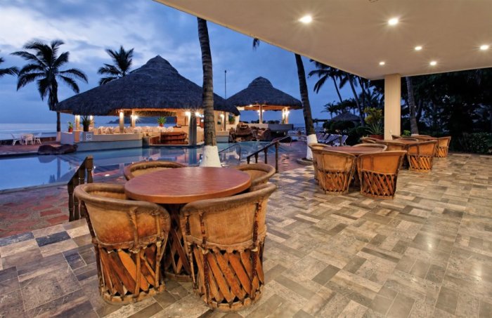 Alberca, palapa y estancia frente al mar